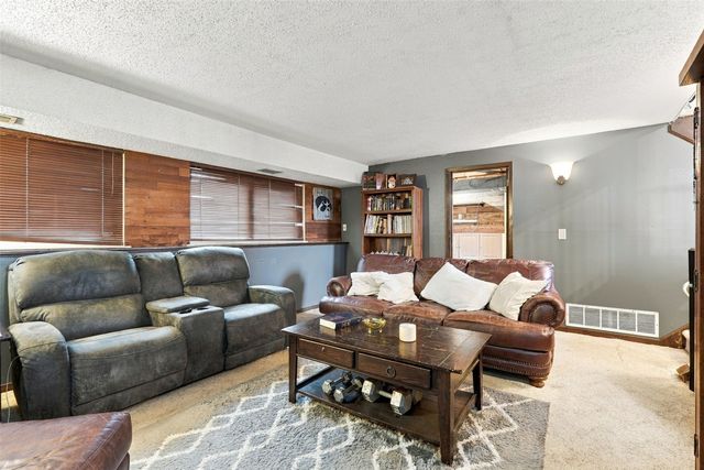 3720 Blue Mound Drive NE, Cedar Rapids, IA 52402