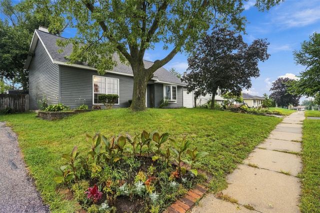 3720 Blue Mound Drive NE, Cedar Rapids, IA 52402
