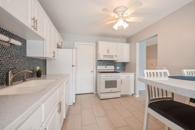 371 Southbury Court B2, Schaumburg, IL 60193
