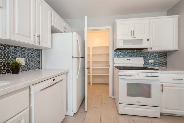 371 Southbury Court B2, Schaumburg, IL 60193
