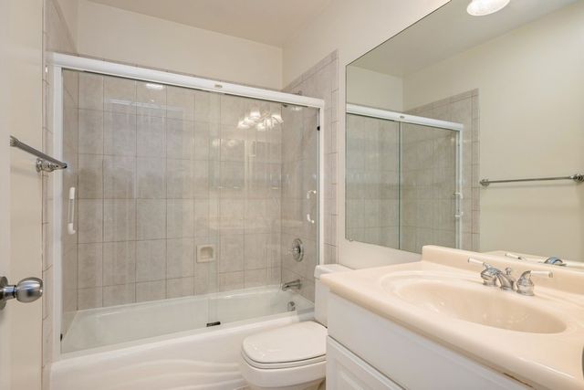 371 Southbury Court B2, Schaumburg, IL 60193
