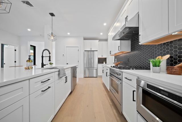 98 Trails Edge Road, Windham, NH 03087