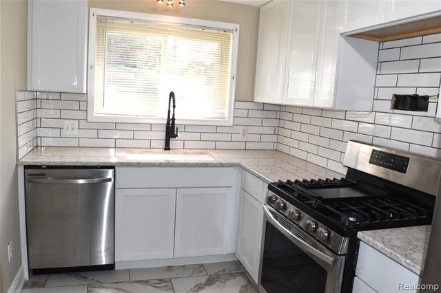 22608 Raymond Court, Saint Clair Shores, MI 48082