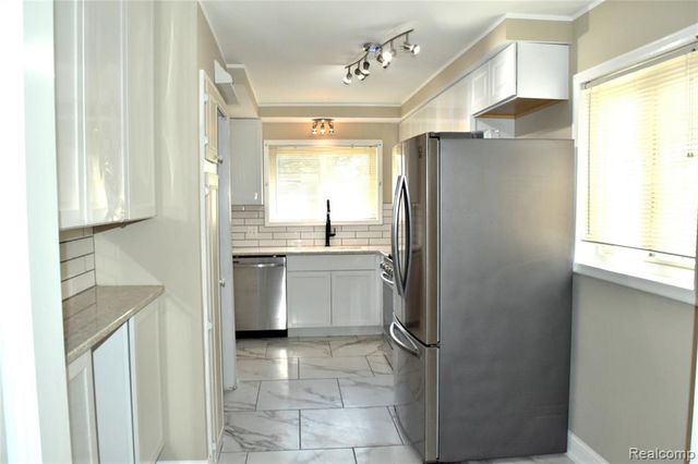22608 Raymond Court, Saint Clair Shores, MI 48082