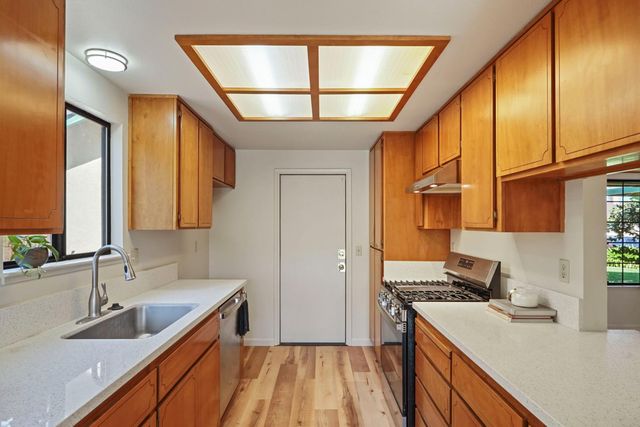 282 Ravenwood Way, Lodi, CA 95240