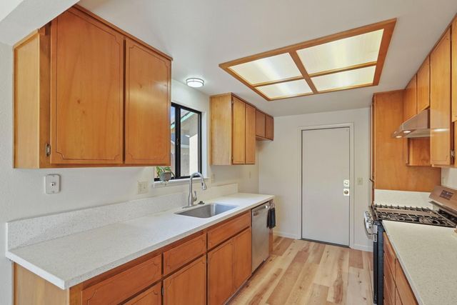 282 Ravenwood Way, Lodi, CA 95240