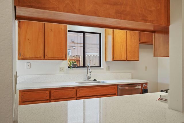 282 Ravenwood Way, Lodi, CA 95240