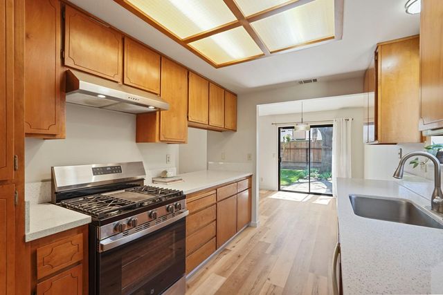 282 Ravenwood Way, Lodi, CA 95240