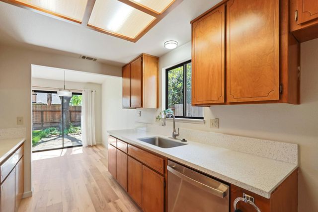 282 Ravenwood Way, Lodi, CA 95240