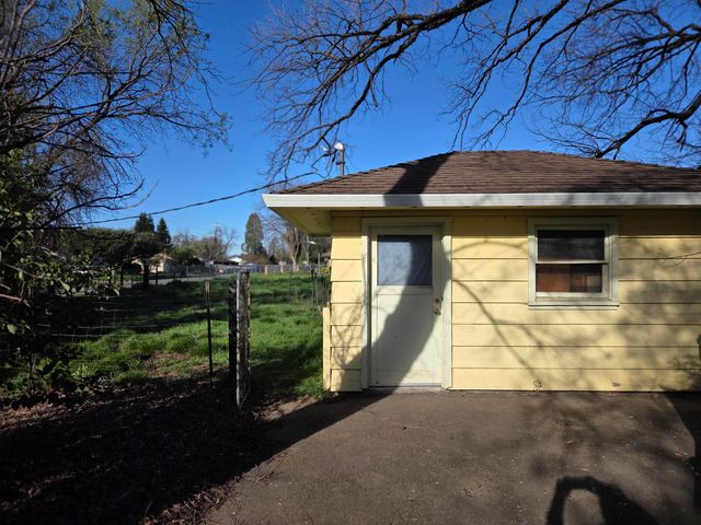 8198 Green Acres Lane, Redding, CA 96002