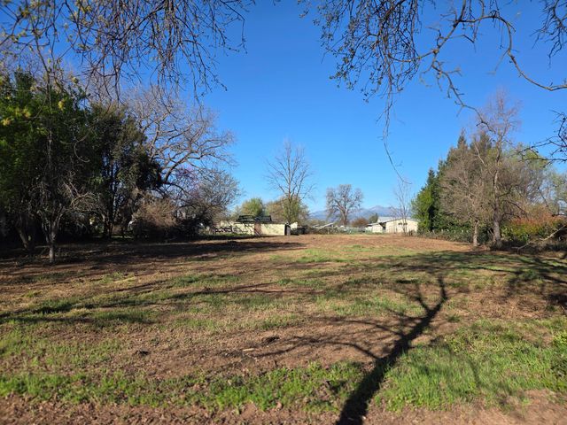 8198 Green Acres Lane, Redding, CA 96002