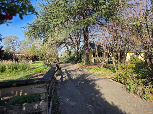 8198 Green Acres Lane, Redding, CA 96002