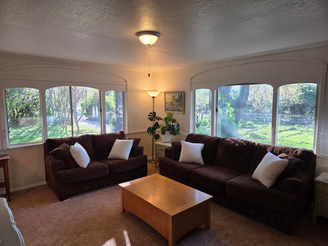 8198 Green Acres Lane, Redding, CA 96002