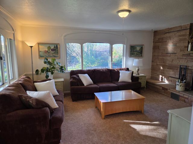 8198 Green Acres Lane, Redding, CA 96002