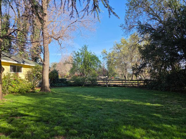 8198 Green Acres Lane, Redding, CA 96002