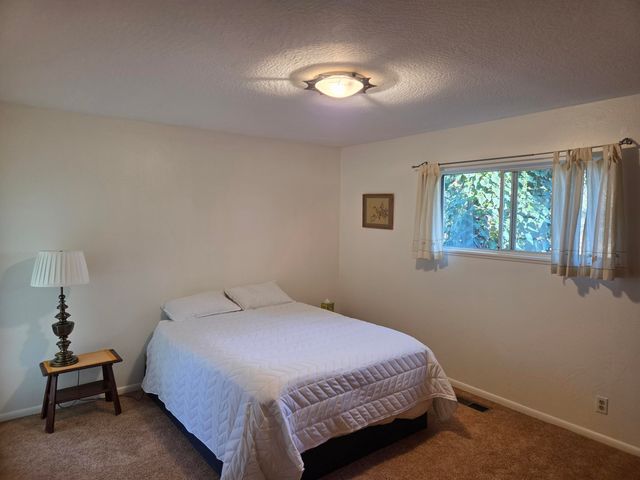 8198 Green Acres Lane, Redding, CA 96002