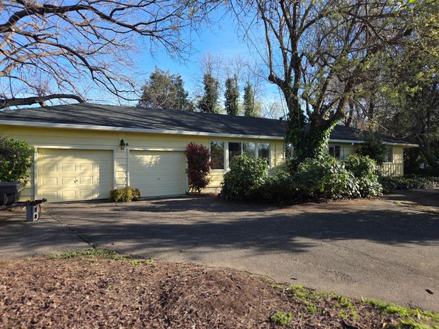 8198 Green Acres Lane, Redding, CA 96002