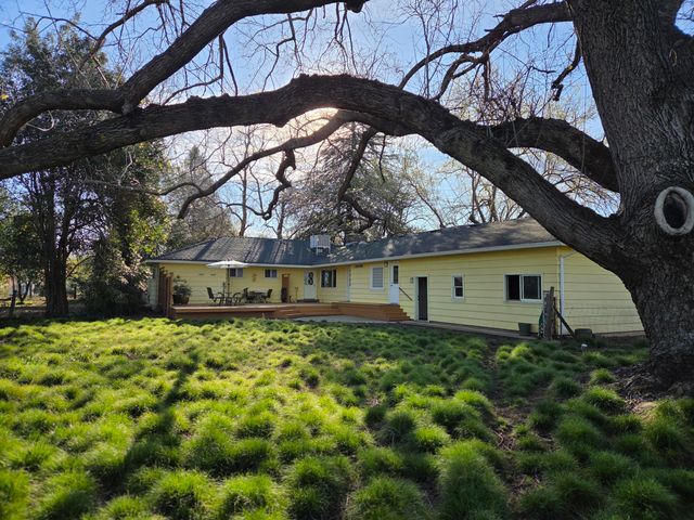 8198 Green Acres Lane, Redding, CA 96002