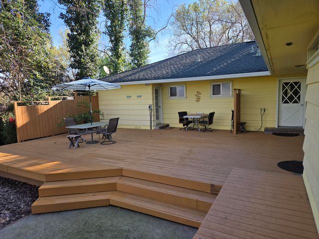 8198 Green Acres Lane, Redding, CA 96002