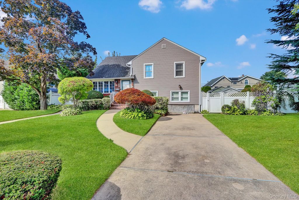 948 Simon Place, Wantagh, NY 11793 — photo 2