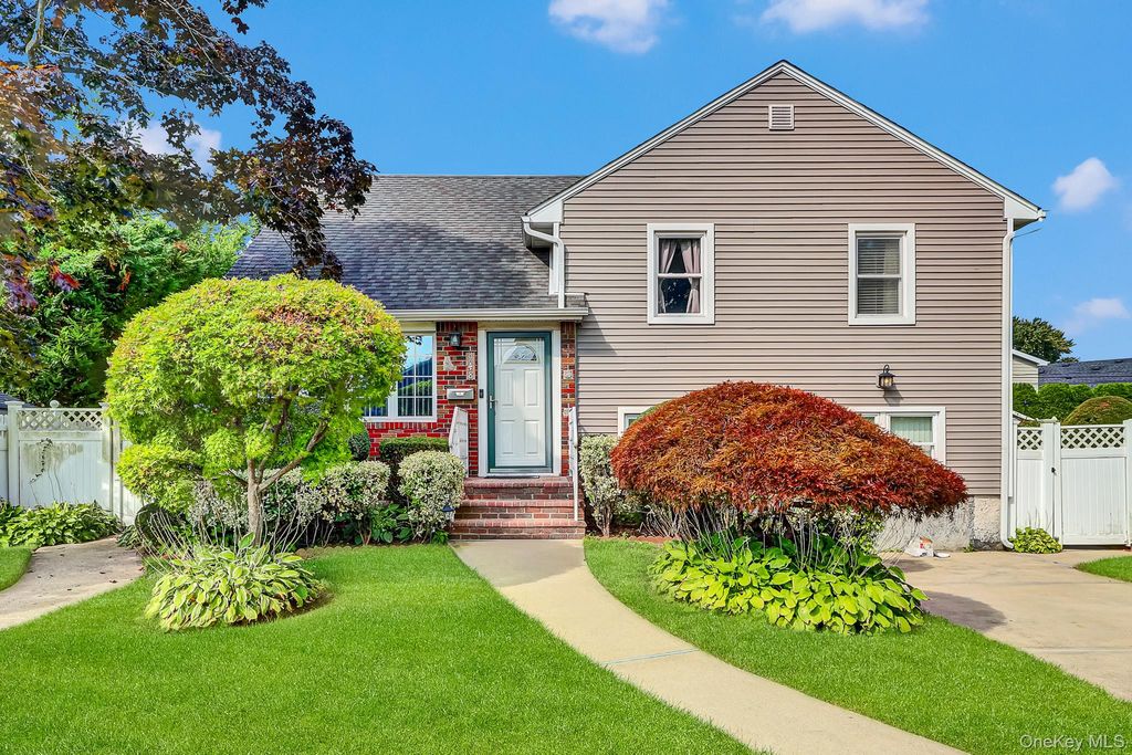 948 Simon Place, Wantagh, NY 11793 — photo 4