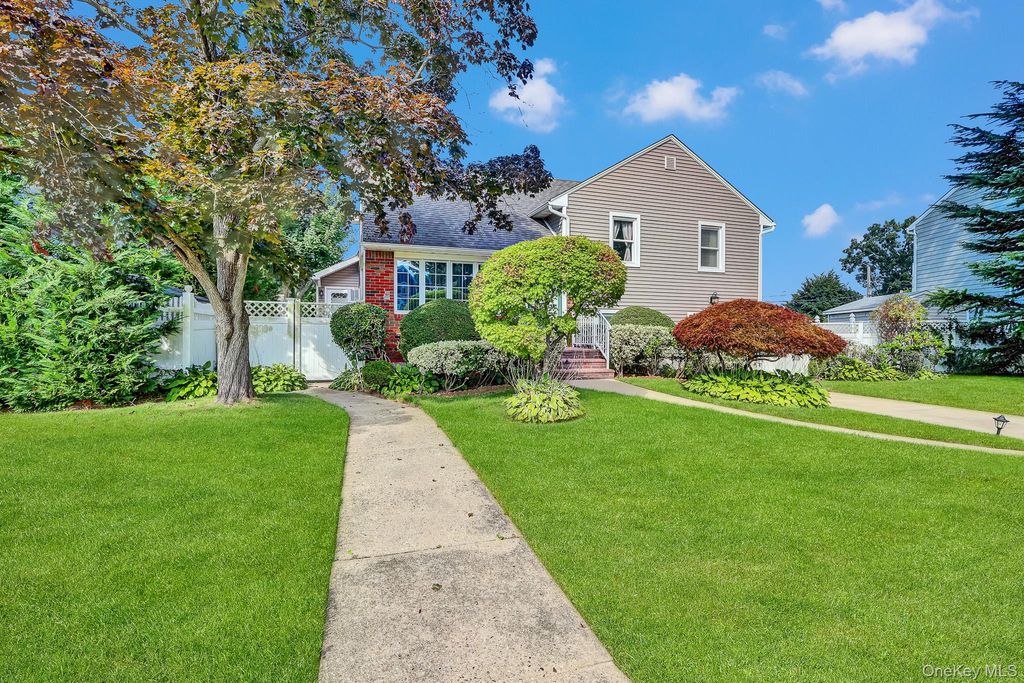 948 Simon Place, Wantagh, NY 11793 — photo 5