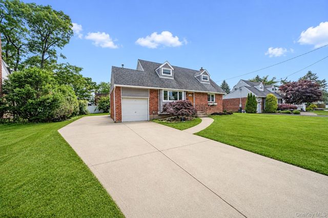 192 W 18th Street, Deer Park, NY 11729