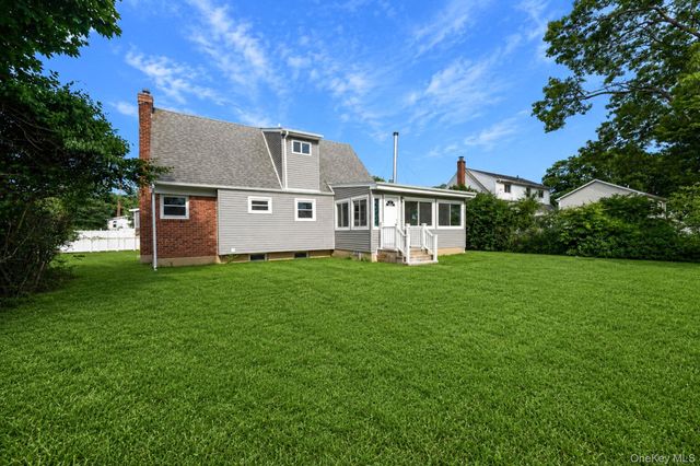 192 W 18th Street, Deer Park, NY 11729