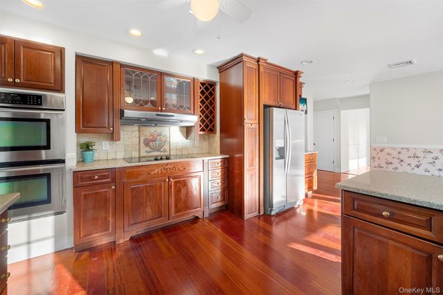 6 Penelope Lane, Huntington, NY 11743