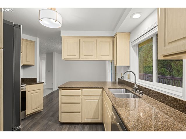 2669 Se ALDER St, Hillsboro, OR 97123