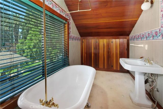 3892 Oakwood Place, Riverside, CA 92506