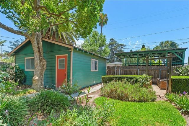 3892 Oakwood Place, Riverside, CA 92506