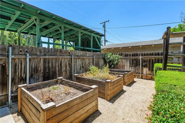 3892 Oakwood Place, Riverside, CA 92506