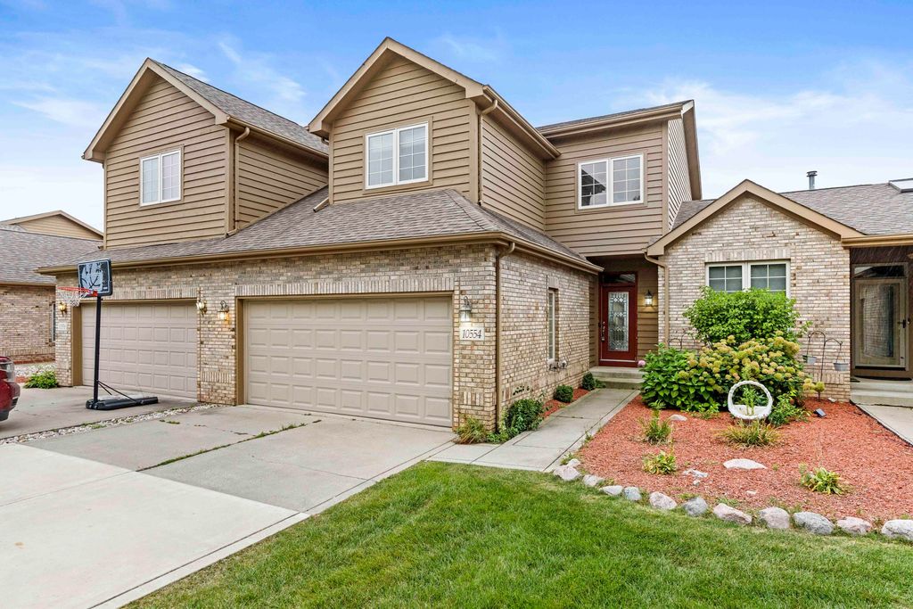 10554 Ontario Drive, Crown Point, IN 46307