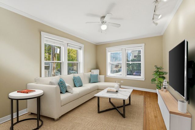 1014 W Barry Avenue 1, Chicago, IL 60657