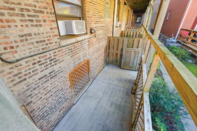 1014 W Barry Avenue 1, Chicago, IL 60657