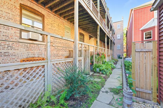 1014 W Barry Avenue 1, Chicago, IL 60657