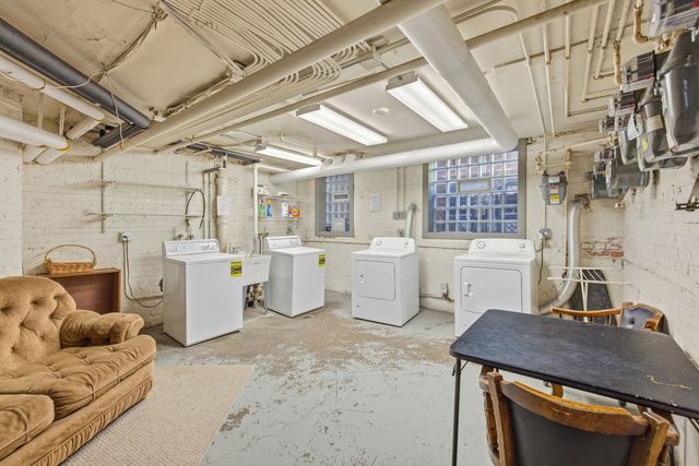 1014 W Barry Avenue 1, Chicago, IL 60657