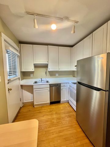 1014 W Barry Avenue 1, Chicago, IL 60657