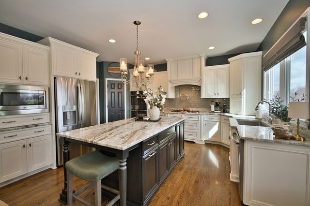 10 Raes Creek Court, Bolingbrook, IL 60490