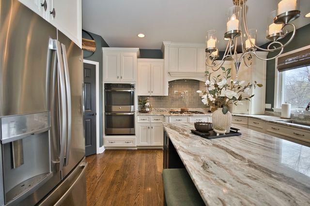 10 Raes Creek Court, Bolingbrook, IL 60490