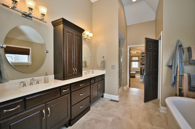 10 Raes Creek Court, Bolingbrook, IL 60490