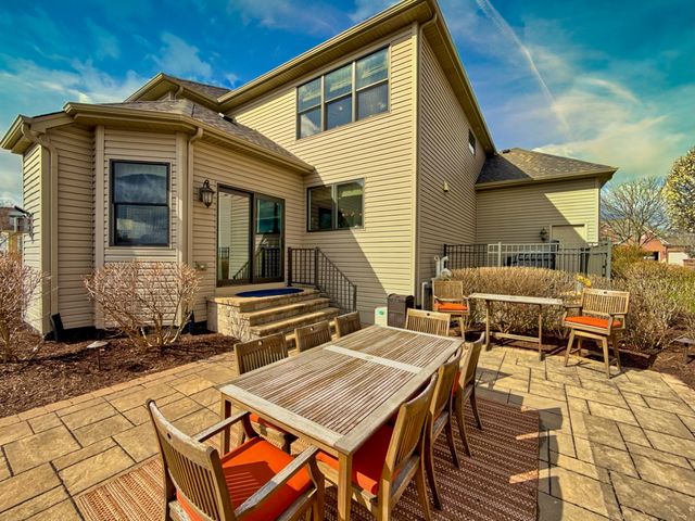 10 Raes Creek Court, Bolingbrook, IL 60490