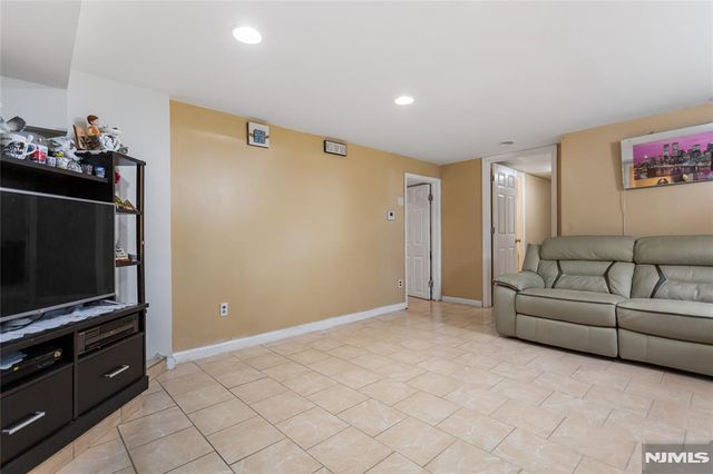 28 Logan Place, Lodi, NJ 07644