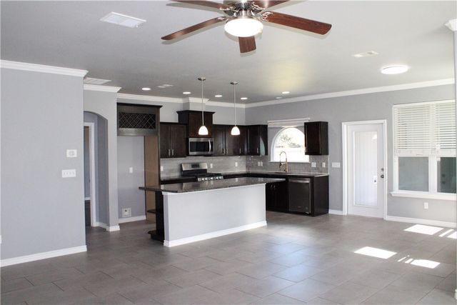 2942 Cantabria St, Corpus Christi, TX 78415