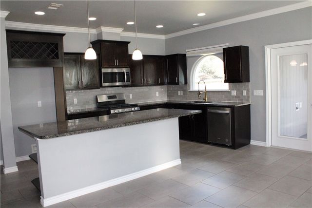 2942 Cantabria St, Corpus Christi, TX 78415