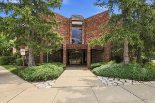 925 Spring Hill Drive 212, Northbrook, IL 60062