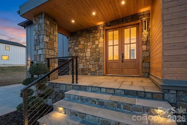 742 New Hope Road, Flat Rock, NC 28731