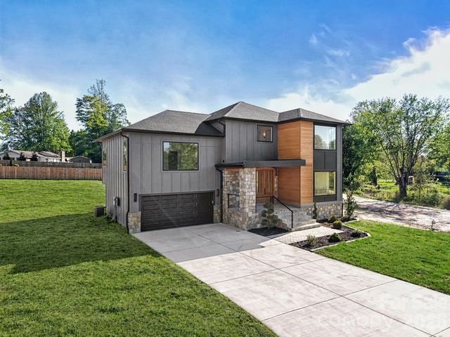 742 New Hope Road, Flat Rock, NC 28731