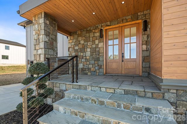 742 New Hope Road, Flat Rock, NC 28731